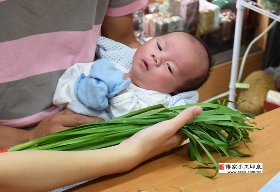 連寶寶(新北永和區嬰兒寶寶滿月剃頭理髮、免費嬰兒剃胎毛儀式吉祥話)。中國風會場，爸媽寶貝免費穿「日中韓」古裝禮服。專業拍照、DVD光碟、證書。★購買「臍帶章、肚臍章、胎毛筆刷印章」贈送：剃頭、收涎、抓周，三選一。 2015.09.20 照片11